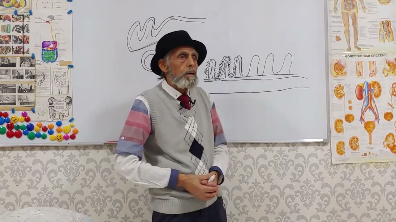 Le docteur explique à l’aide d’un dessin au tableau