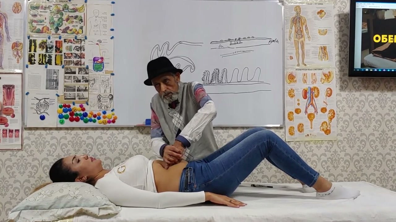 Pratique : le docteur montre comment palper l’abdomen