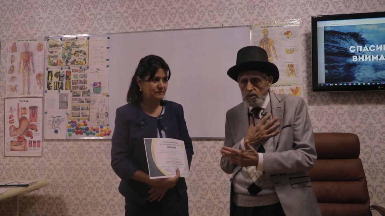 À la fin du séminaire : remise d’un diplôme à une participante