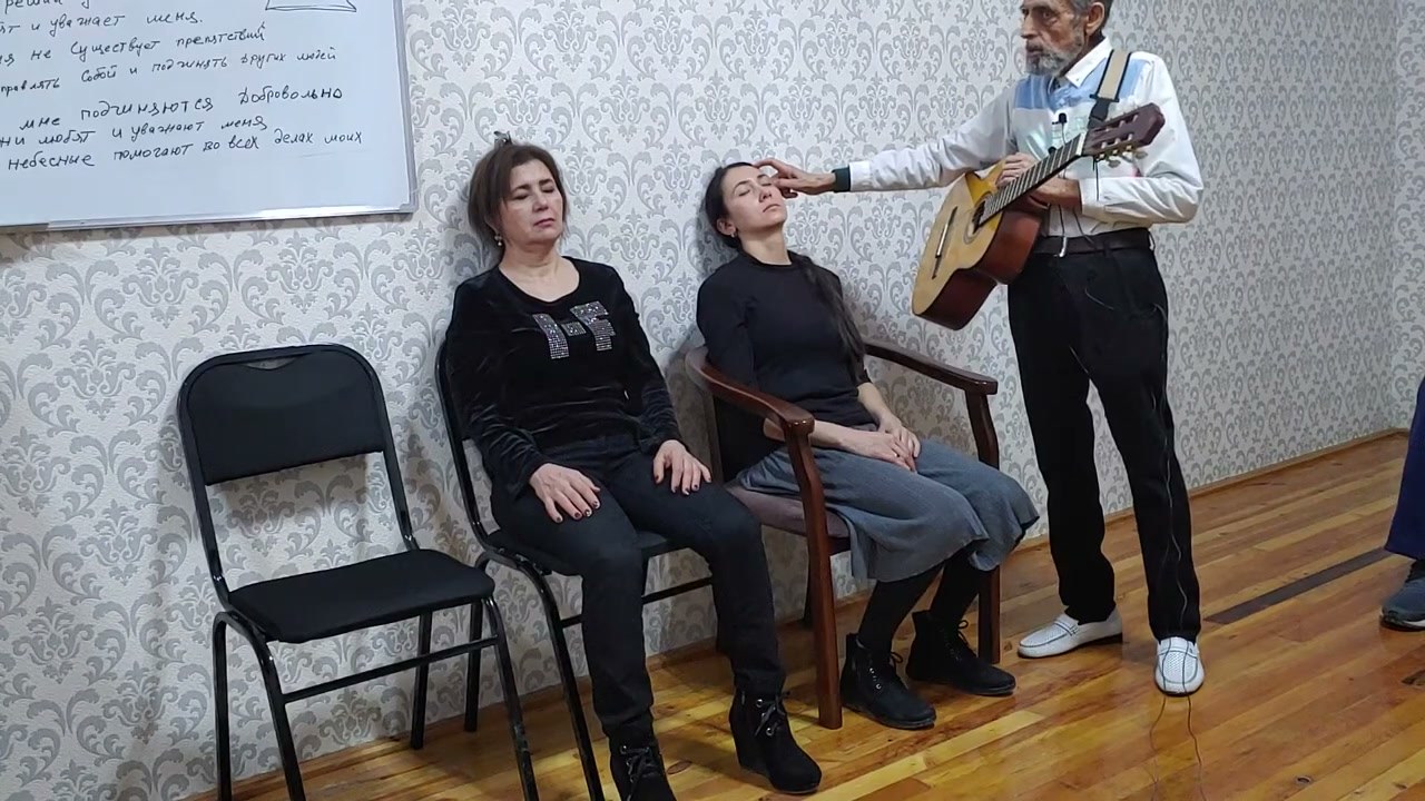 Pratique de relaxation en groupe : le docteur joue de la guitare